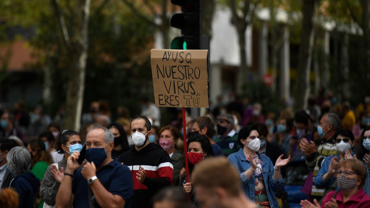 Fotky: Odpůrci zpřísnění opatření v Madridu vyšli do ulic
